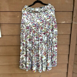 Banana republic pleaded Paisley, print long, full skirt size 6